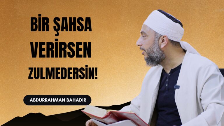 Man in a white robe and turban reads a red book against a gold textured background with bold black Turkish text on the left.