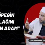 Köpeğin kulağını tutan adam