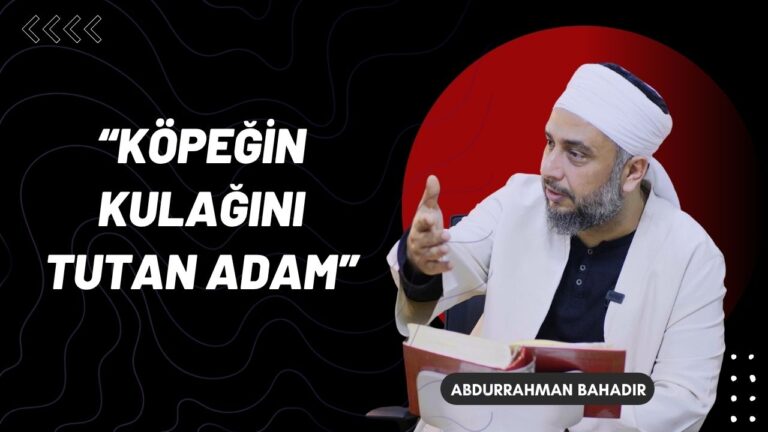 Köpeğin kulağını tutan adam